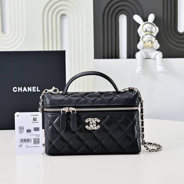 25C Exquisite and compact chain clutch bag in calfskin with a gold-tone metal ha