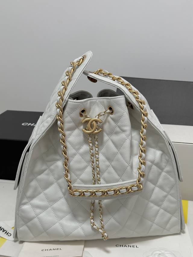 Medium Hippie Ball Pattern White Bag (DDD) Purchased from a boutique (DDD) A ru