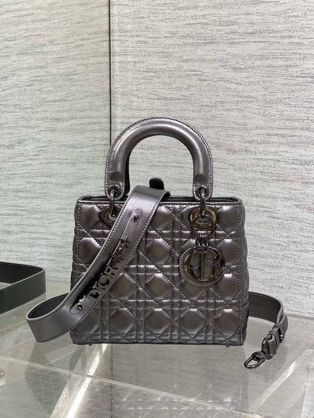 Lady Dior four-compartment series, classic bag shape, sweet yet elegant, new spr