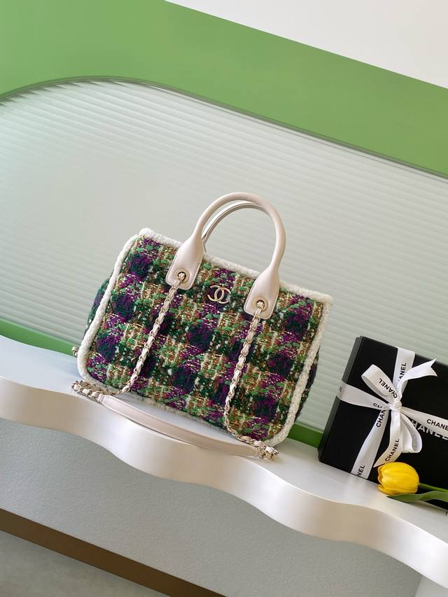 Top-tier replica Chanel 25N tweed handbag The Chanel 25N tweed handbag is a limi