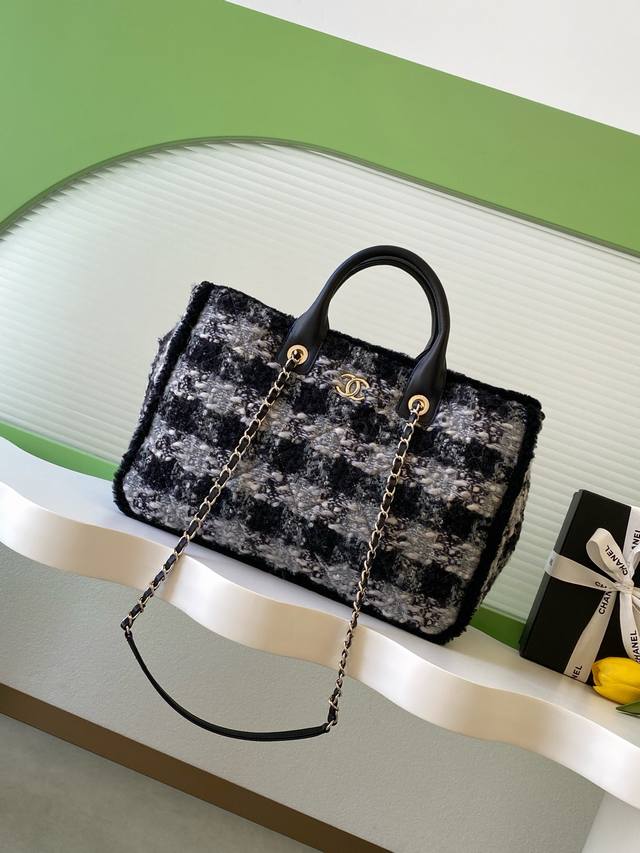 Top-tier replica Chanel 25N tweed handbag The Chanel 25N tweed handbag is a limi