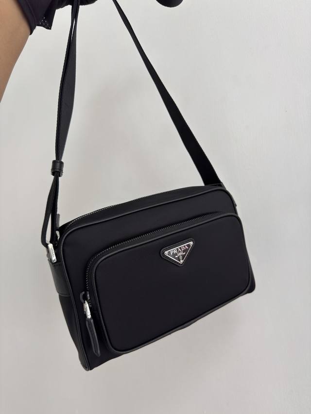 New Arrival 2Vh190 Shoulder Bag This shoulder bag's sporty functionality is defi