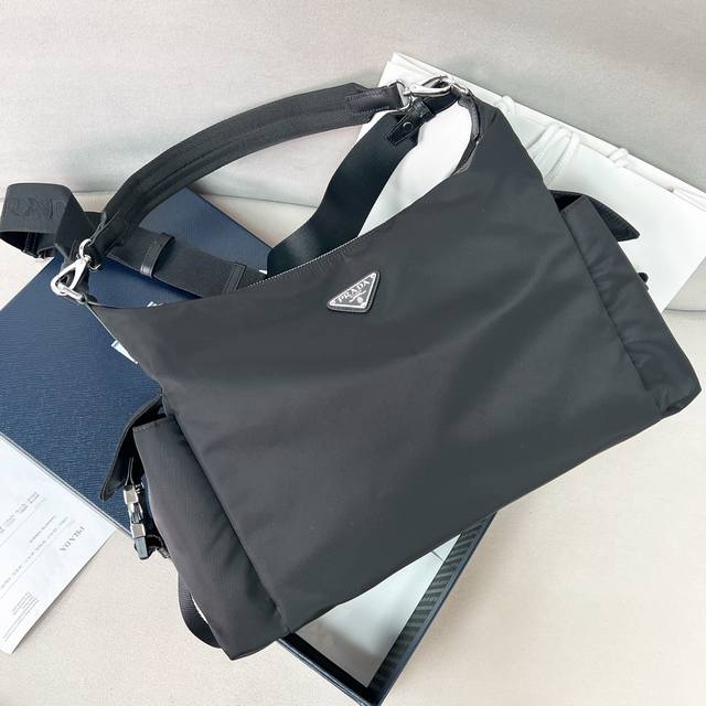 New Men's 2Vh204 Explorer Bag This Explore bag is a perfect blend of sophisticat