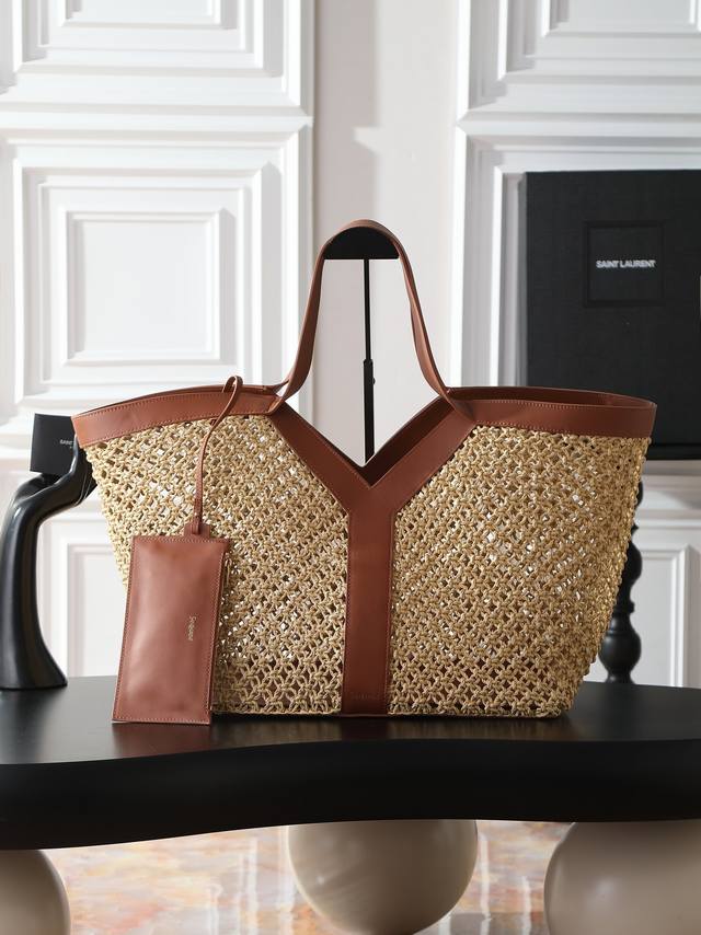 Y" woven shopping bag. Made of brown cowhide with an exquisite openwork woven de