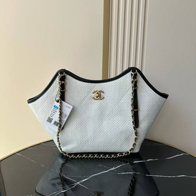 Runway Hot Item: Chanel 25S Maxi Hobo Bag, G-Dragon's Tote Bag. Made of straw an