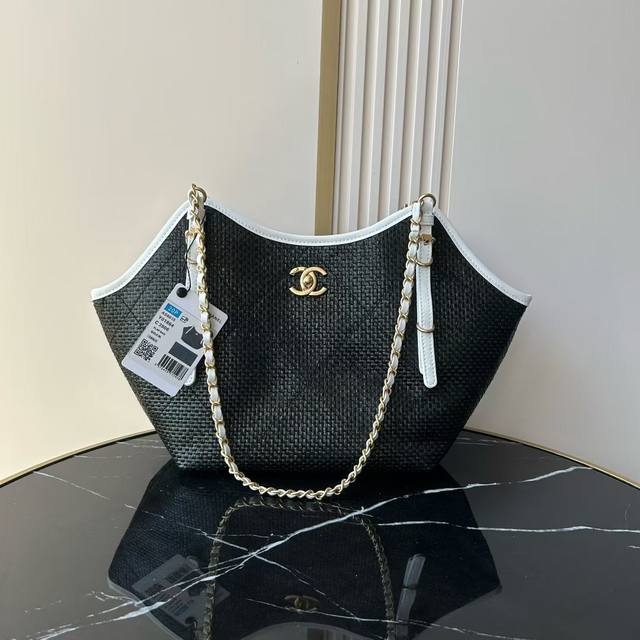 Runway Hot Item: Chanel 25S Maxi Hobo Bag, G-Dragon's Tote Bag. Made of straw an