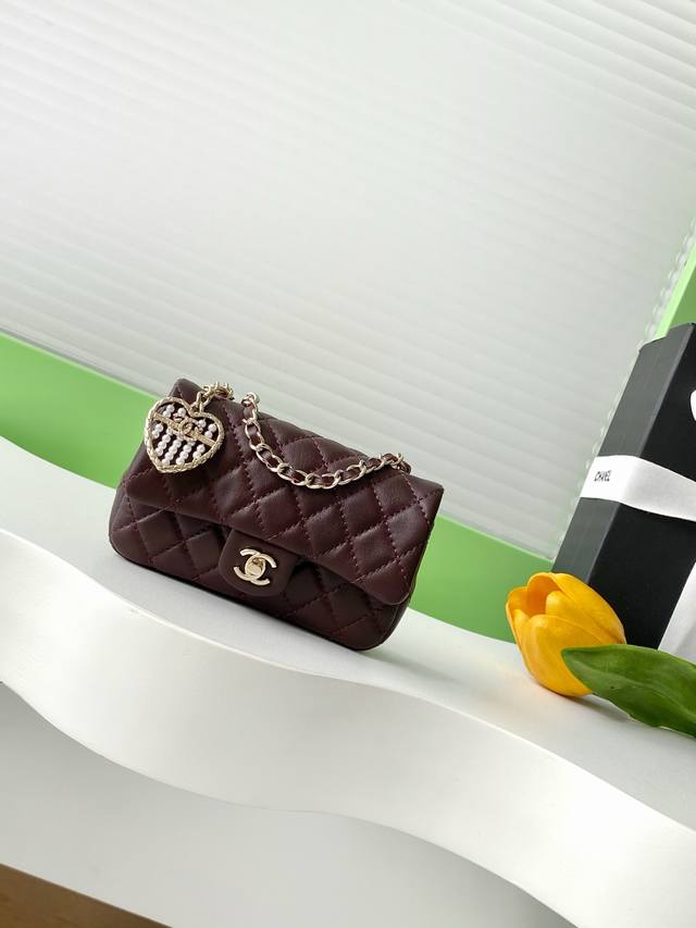 25A Mini Heart Pearl CF Pendant Small Leather Goods. The charm of Chanel's M