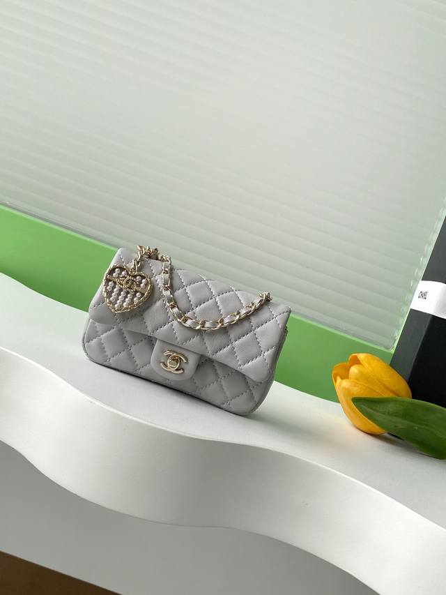 25A Mini Heart Pearl CF Pendant Small Leather Goods. The charm of Chanel's M