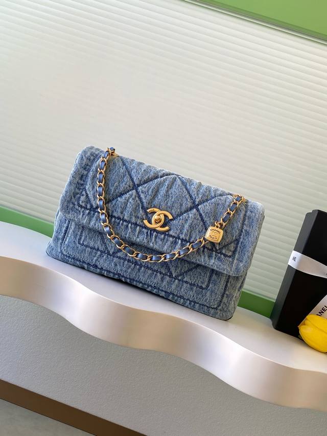25K Denim Chain Bag. Made of washed denim with a classic quilted pattern, this b