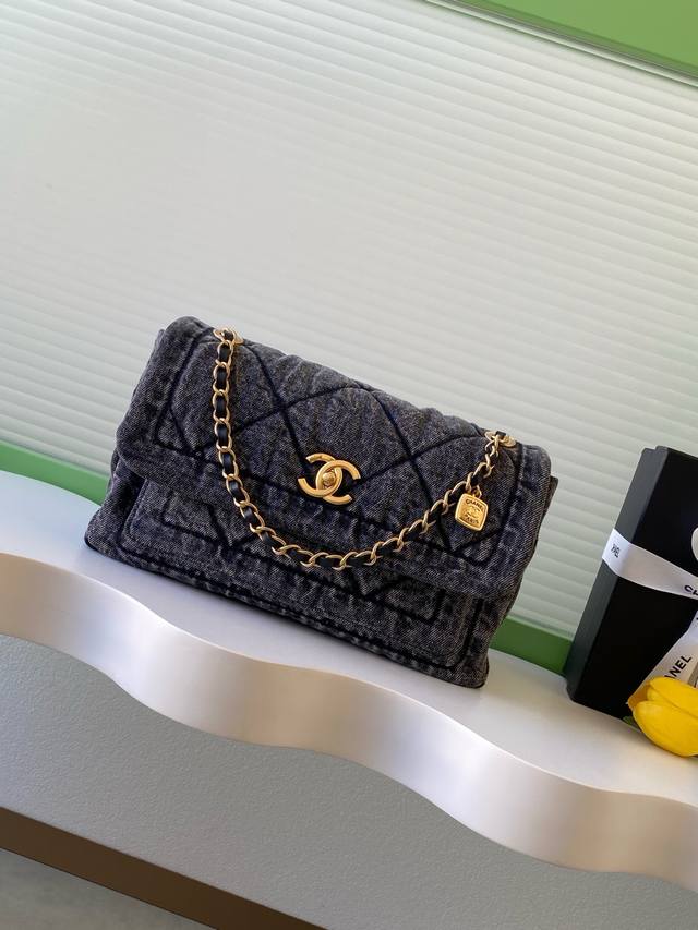 25K Denim Chain Bag. Made of washed denim with a classic quilted pattern, this b