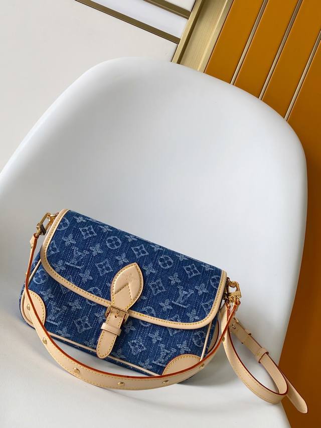 Top-tier original single dynamic 163 M13070 Denim Baguette Bag Series New Diane