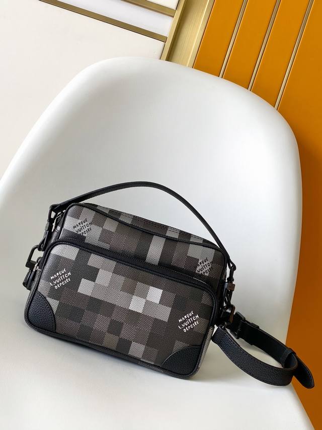 M14988 Top-tier original single dynamic 163 This Nil messenger bag is crafted fr