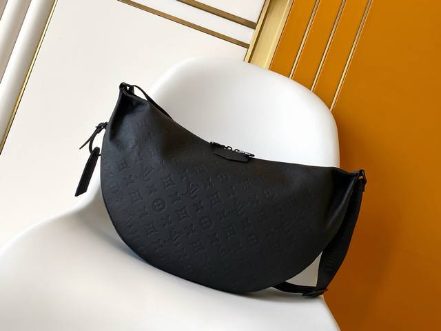 M12850 This Hamac handbag, crafted from top-grain cowhide and made of Monogram c