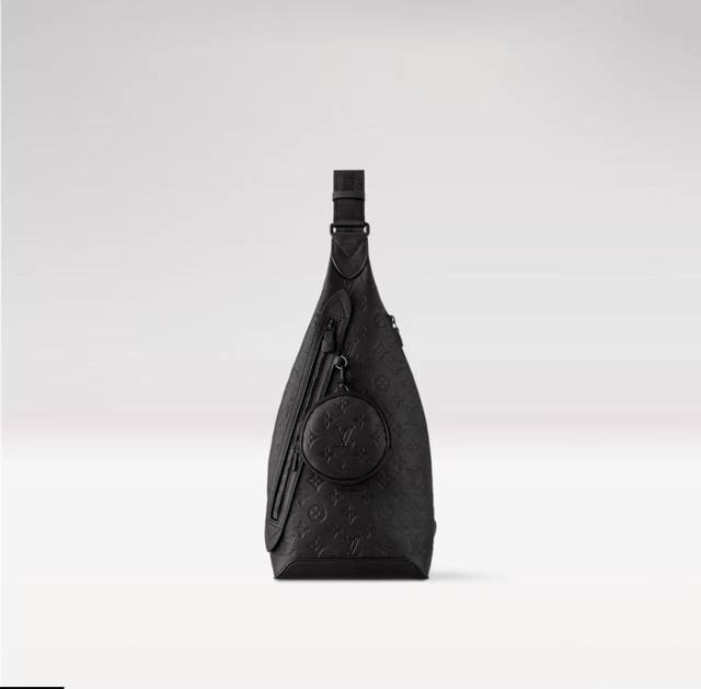 M21890 M26730 This Duo shoulder bag is crafted from supple cowhide leather, offe