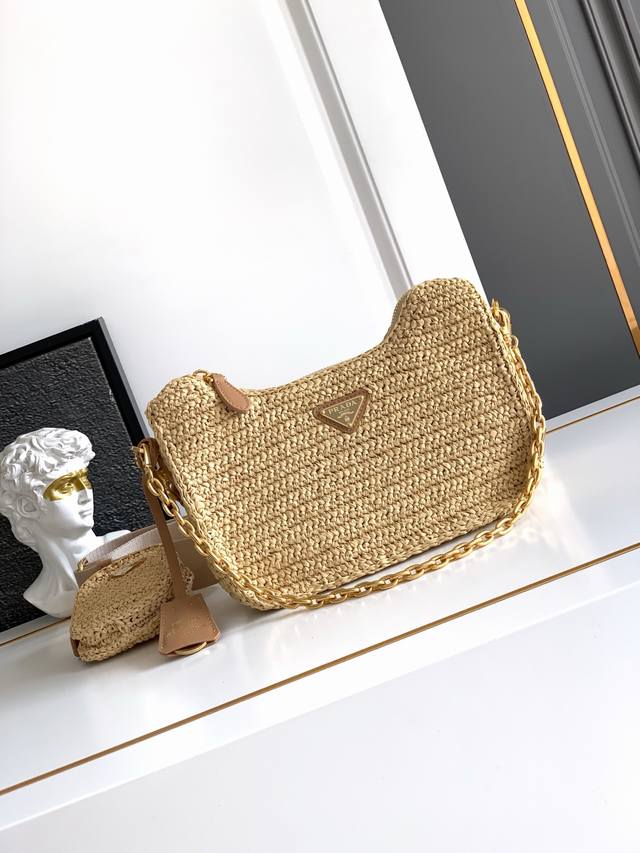 Straw 3-in-1 Bag This handmade 3-in-1 design is amazing! It's a three-in-one ba