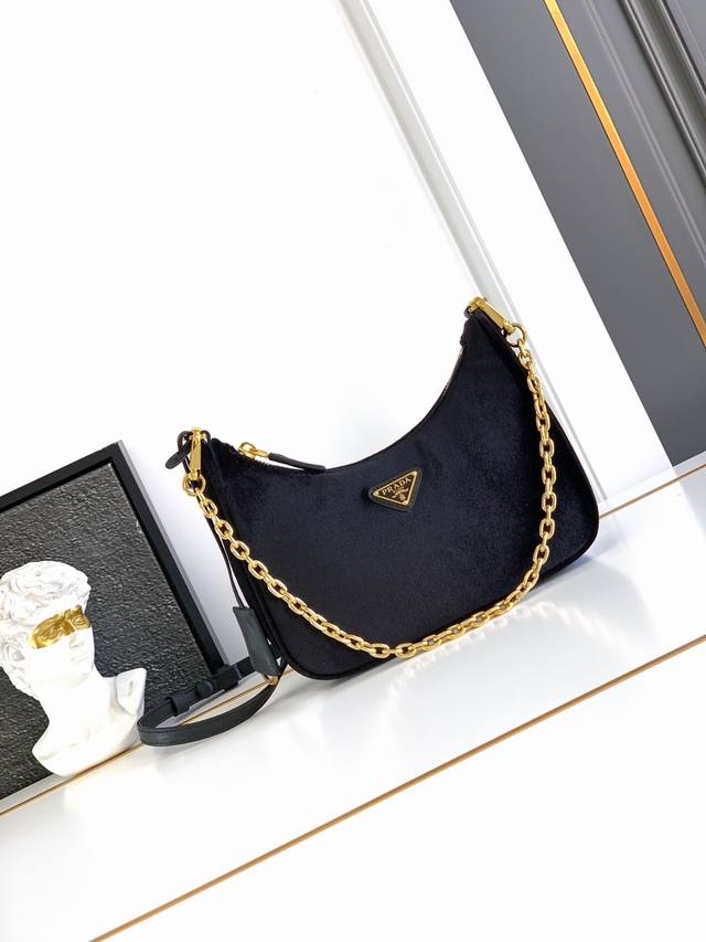 The Hobo 3-in-1 has become a mainstream fashion trend! The velvet material is s