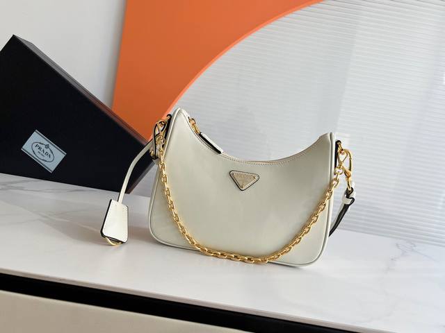 New Plain Hobo Handbag/Shoulder Bag/Crossbody Bag This Hobo handbag/shoulder bag