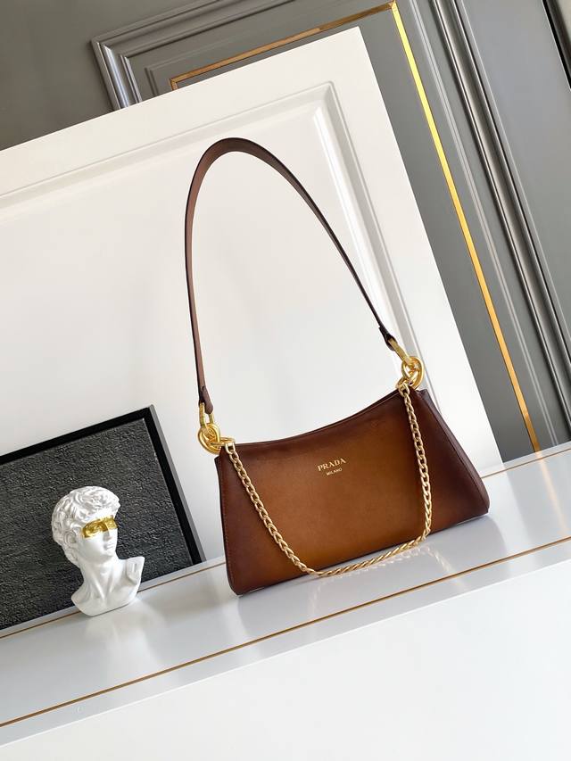 2025 Autumn/Winter New Chain-Strap Backpack Handbag, featuring a retro-chic silh