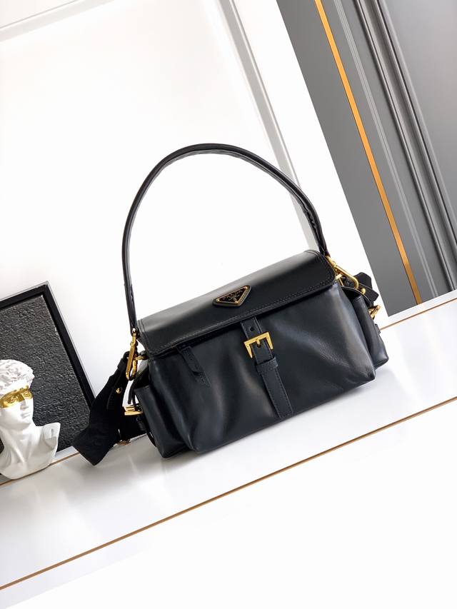 New Messenger Bag This handbag perfectly blends sophistication and functionalit