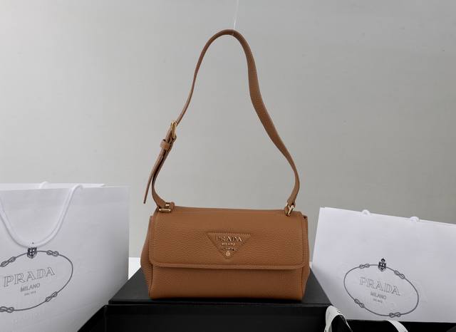 High-volume pricing Description: This shoulder bag boasts an exquisite design wh