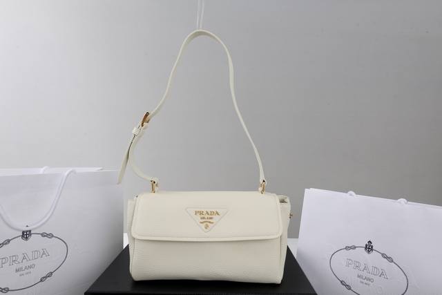 Live Streaming Price Description: This shoulder bag boasts an exquisite design w