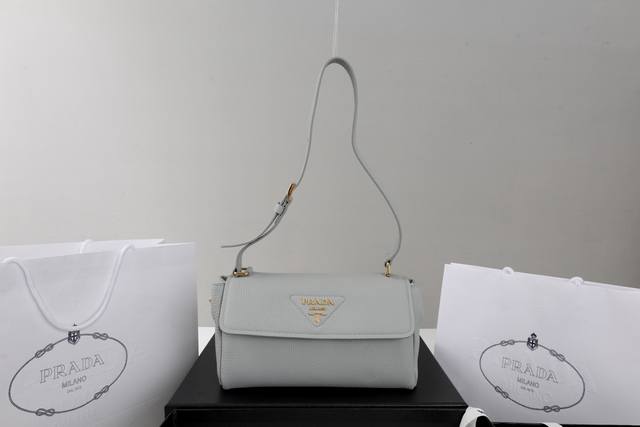 Live Streaming Price Description: This shoulder bag boasts an exquisite design w