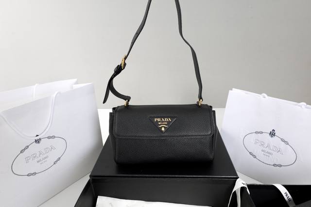 High-volume pricing Description: This shoulder bag boasts an exquisite design wh