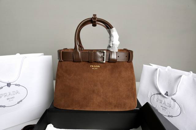 Volume Price Introduction: The Moon handbag exudes modern and versatile charm in