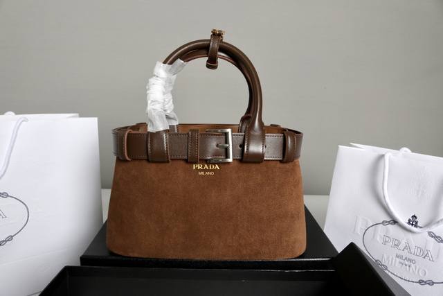 Volume Price Introduction: The Moon handbag exudes modern and versatile charm in