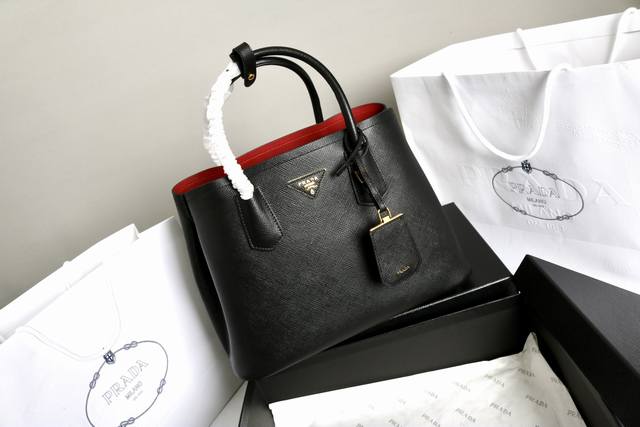 Volume Price Introduction: This new underarm bag features detachable and adjusta