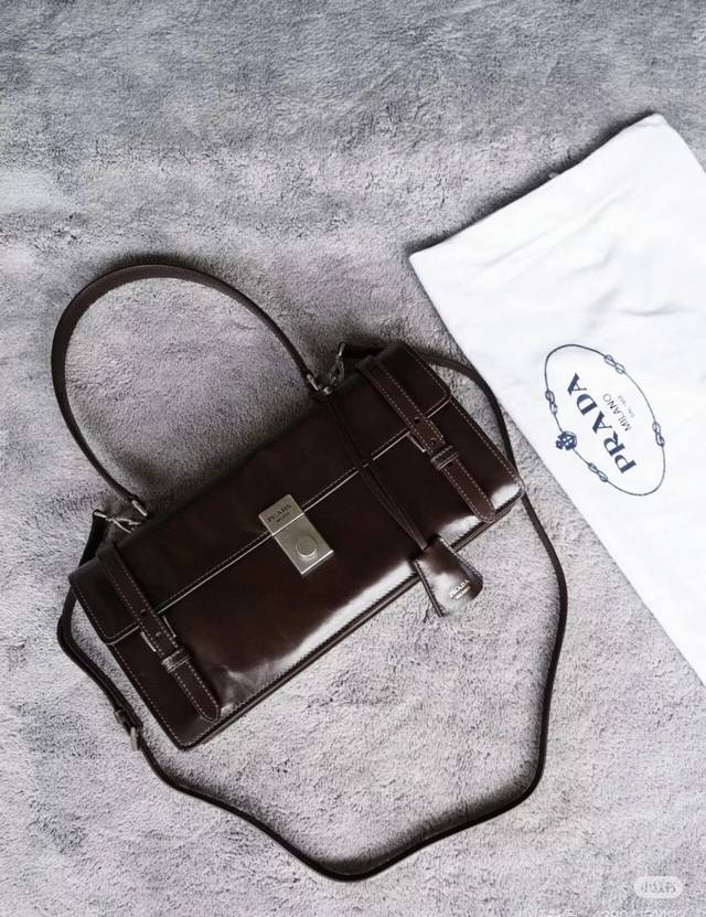 Volume Price Description: New small "killer bag" in plain leather with double ha