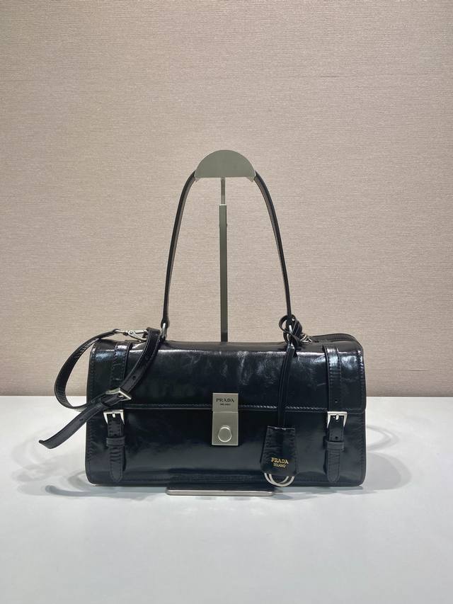 Volume Price Description: New small "killer bag" in plain leather with double ha