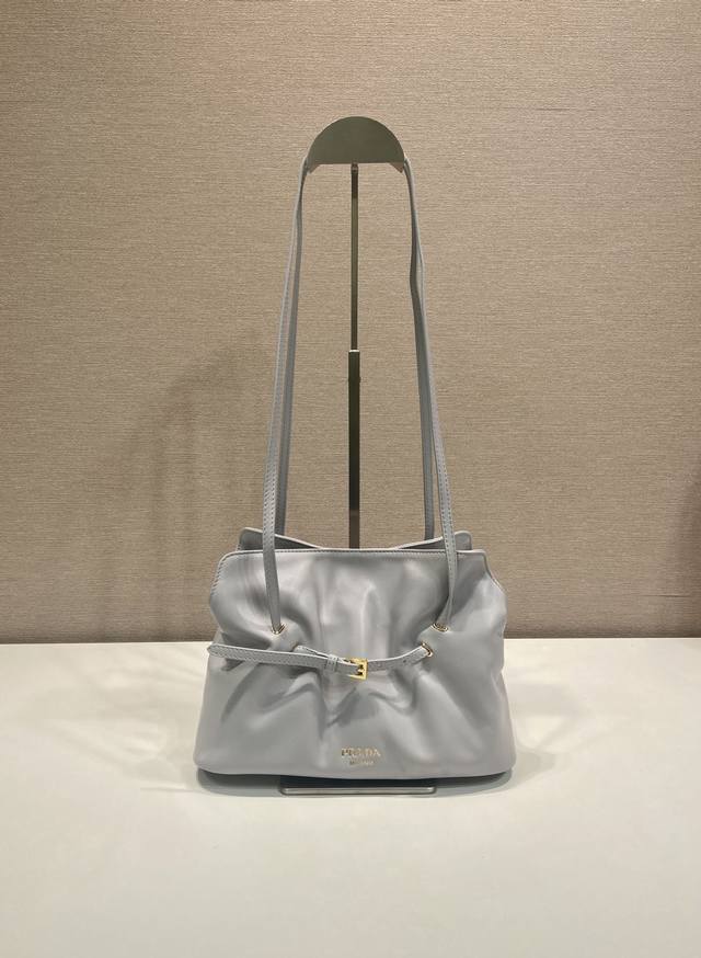 New Cloud Bag 1Bg586 New Color This shoulder cloud bag is made of sheepskin leat