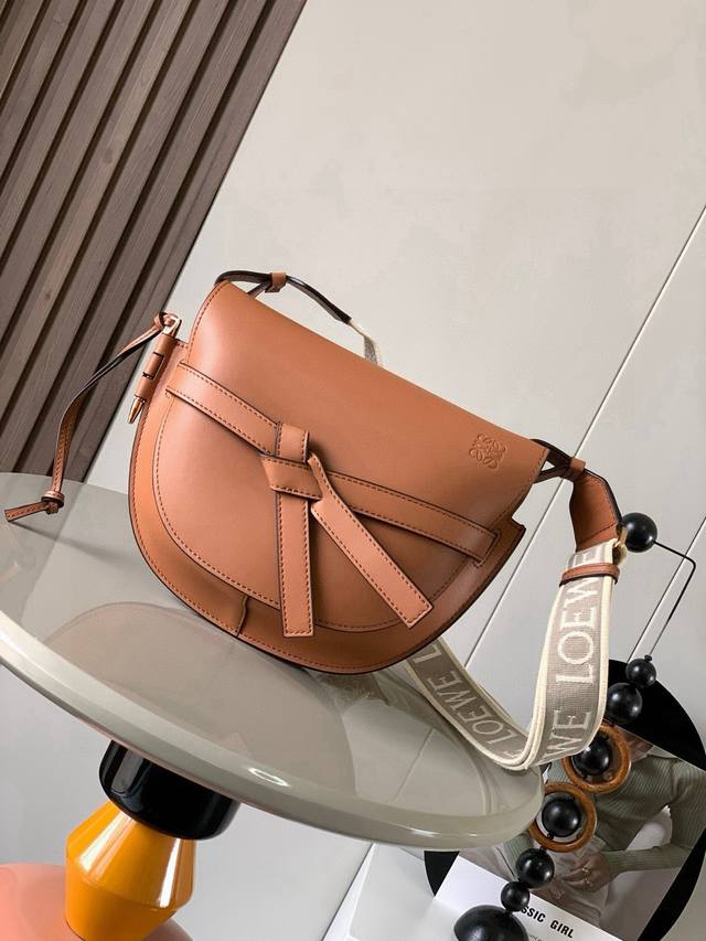 Hot Selling Small 25cm New Letter Wide Shoulder Strap Saddle Bag Gate Duel Handb