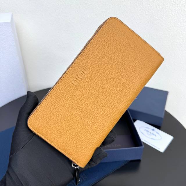 This long zippered wallet exudes understated elegance. Crafted from original ma