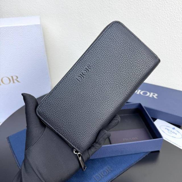 This long zippered wallet exudes understated elegance. Crafted from original ma