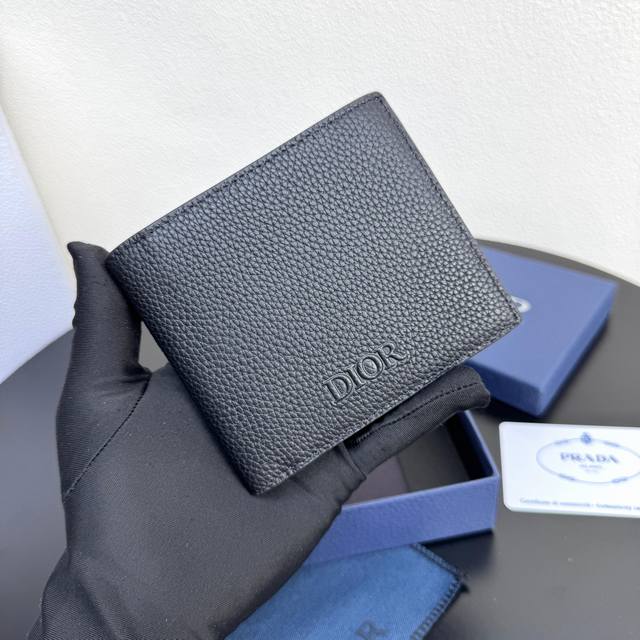 This bi-fold wallet is a small, exquisitely elegant accessory. Crafted from hig