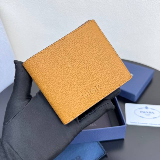 This bi-fold wallet is a small, exquisite accessory. Crafted from high-grain ca