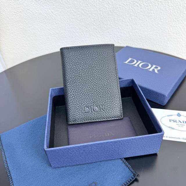 This elegant and practical vertical bi-fold card holder is crafted from high-gr