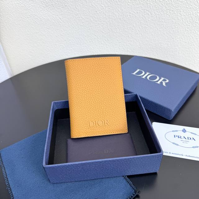 This elegant and practical vertical bi-fold card holder is crafted from high-gr