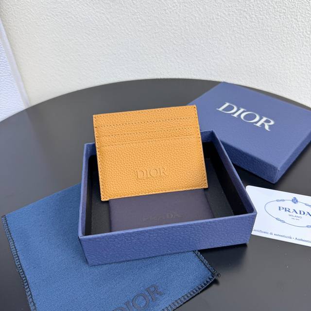 This card holder is elegant and practical. Crafted from high-quality grained co