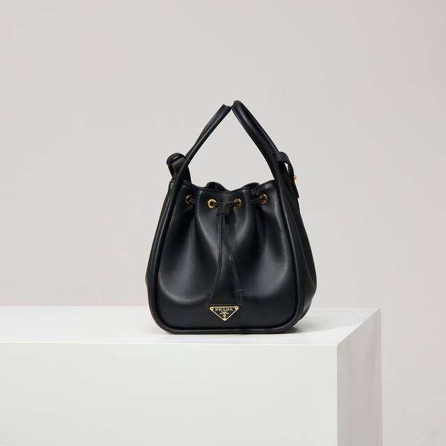 Premium Original New Bucket Bag 1Be087 Black. This bucket bag is made of exquis