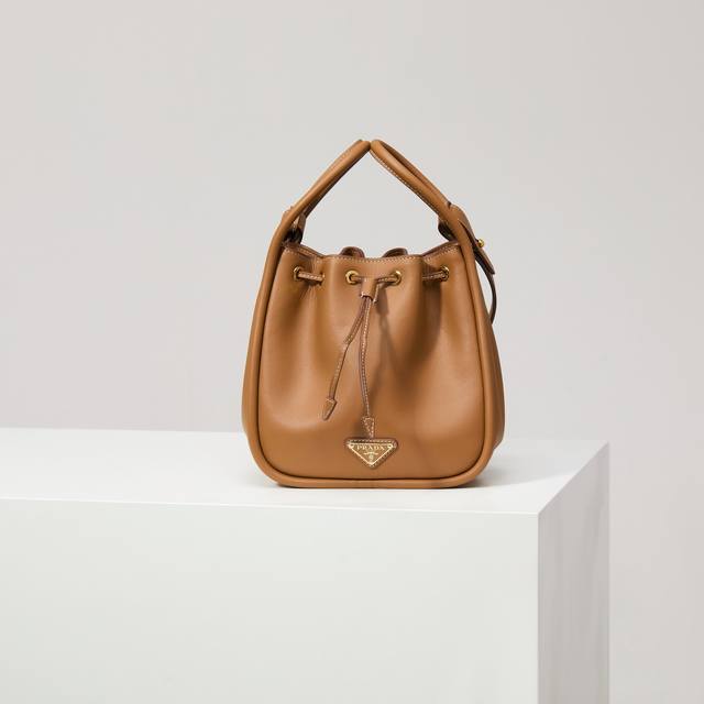 Premium Original New Bucket Bag 1Be087 Caramel This bucket bag is made of exqui