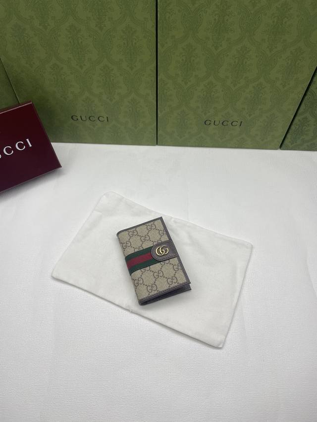 The Ophidia collection seamlessly blends beige and dark brown color schemes, co