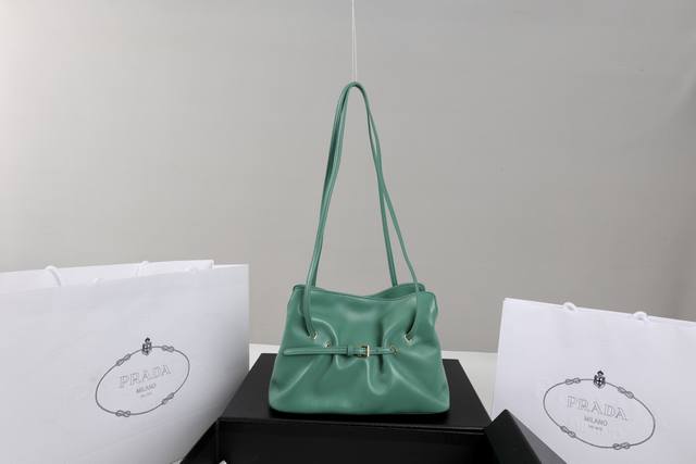 Imported Lambskin Introduction: Brand New Hot Selling Series! This shoulder clo