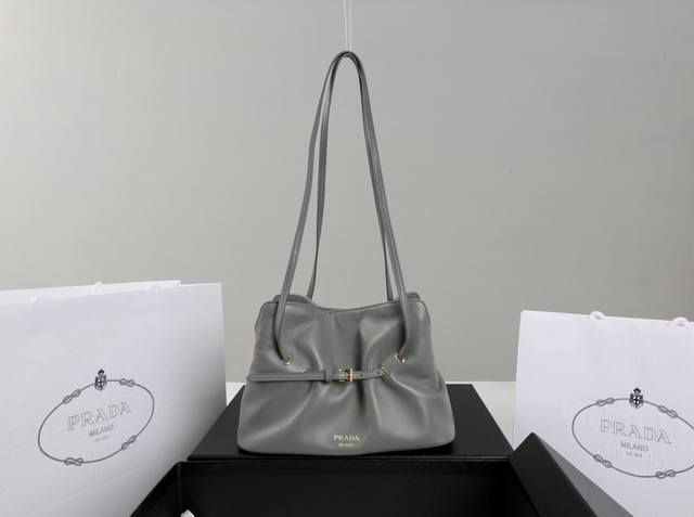 Imported Lambskin Introduction: Brand New Hot Selling Series! This shoulder clou