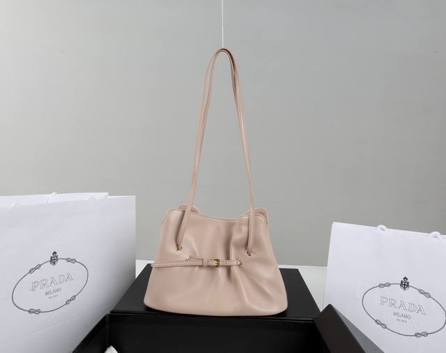 Imported Lambskin Introduction: Brand New Hot Selling Series! This shoulder clo