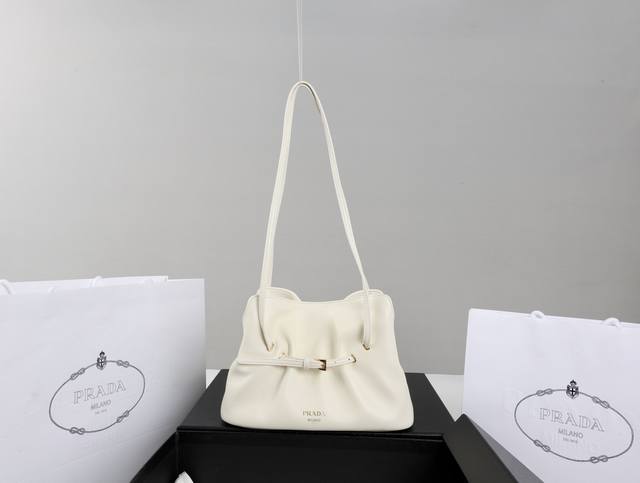 Imported Lambskin Introduction: Brand New Hot Selling Series! This shoulder clo