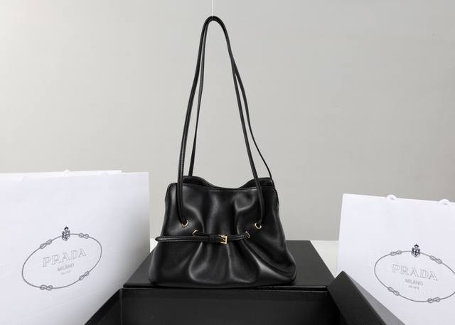 Imported Lambskin Introduction: Brand New Hot Selling Series! This shoulder clo