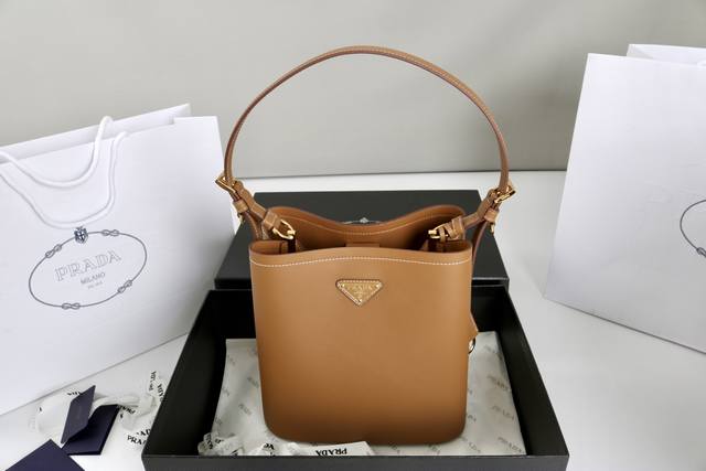 Volume Price Introduction: This practical and exquisite handbag is crafted from